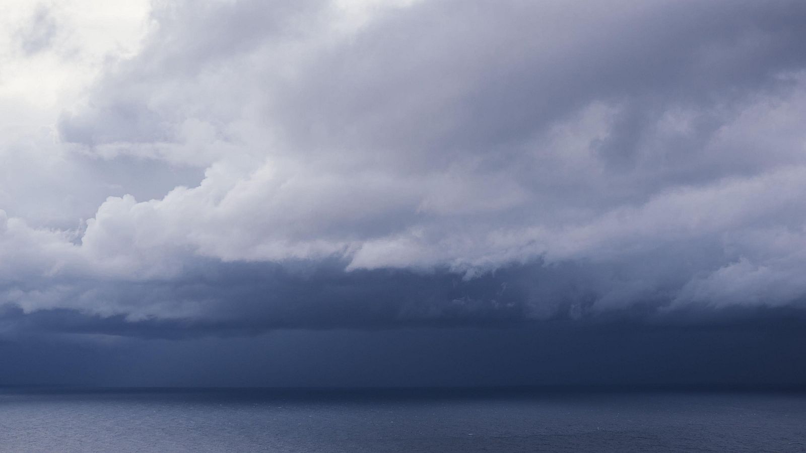 Un frente atraviesa la Península con fuertes lluvias en Cataluña y Baleares