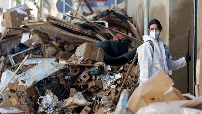 Telediario Fin de Semana - La masiva afluencia de voluntarios a los pueblos afectados por la DANA complica las tareas de la maquinaria pesada