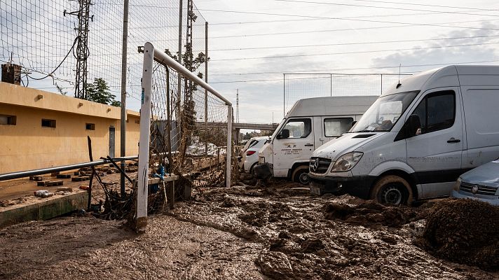 Campos de fútbol de Valencia se convierte en gigantescos vertederos tras la DANA