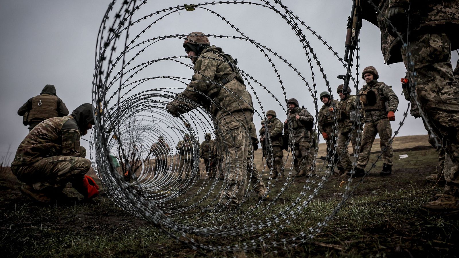 Un autobús medicalizado evacúa soldados heridos en el frente ucraniano | Ver