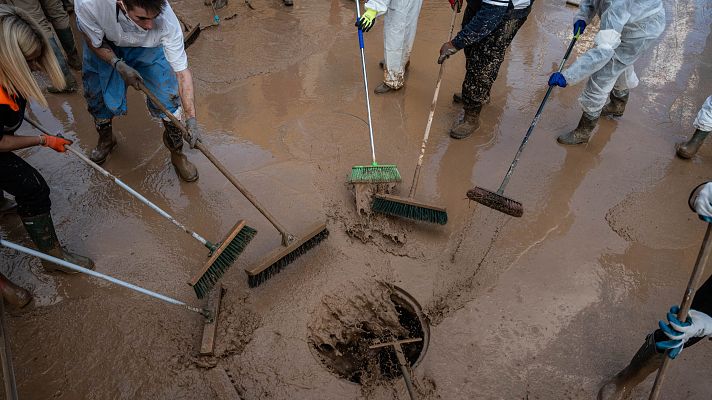 El trabajo contra el lodo para liberar el alcantarillado