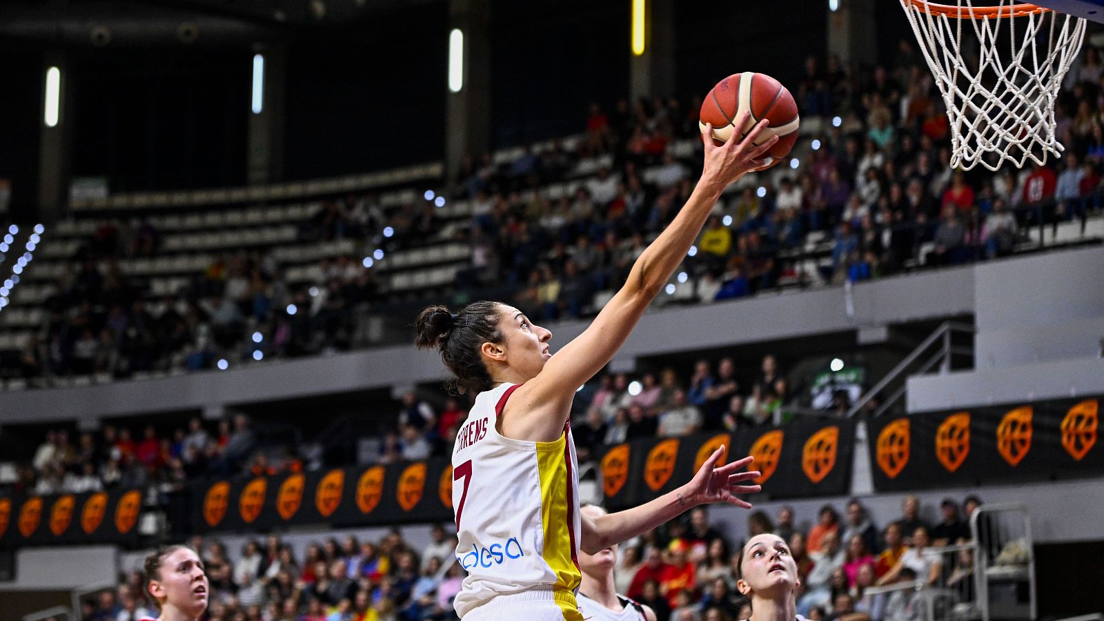 España gana ante Croacia con un buen partido coral