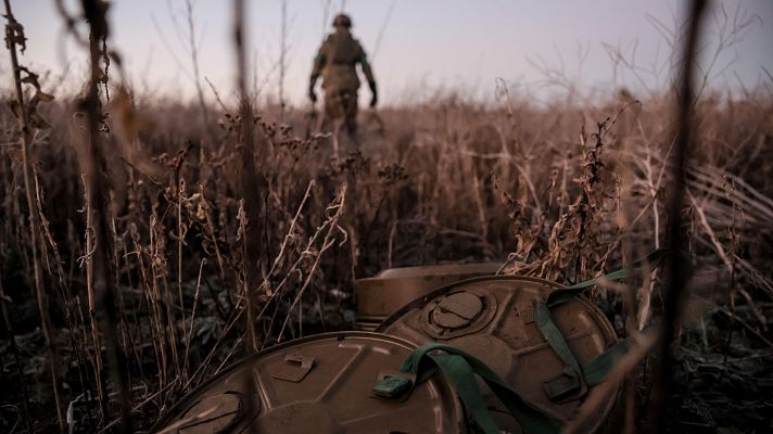 Los soldados ucranianos luchan en el frente con tanques soviéticos y de la OTAN