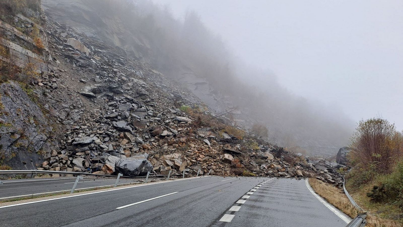 La AP-66, que une Asturias y León, sigue interrumpida por un desprendimiento