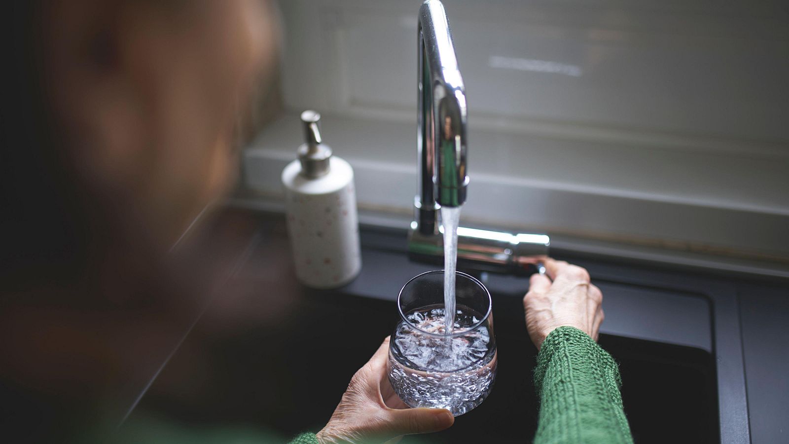 El agua potable vuelve a los grifos de muchos hogares tras la DANA