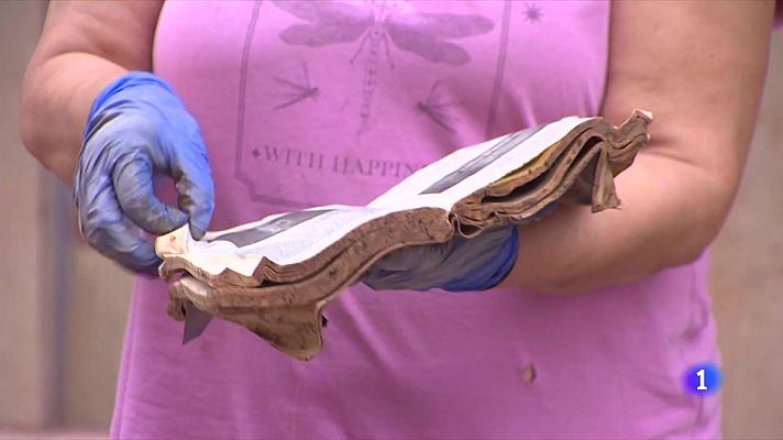 Telediario 2 - Un libro puede parar una bala, pero no el barro