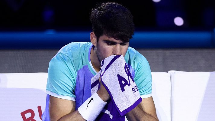 Carlos Alcaraz se retira del entrenamiento en las Finales ATP por problemas respiratorios