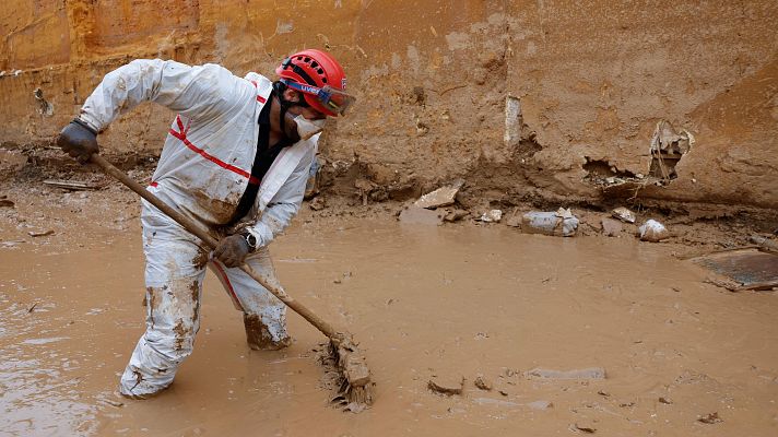 Telediario 1 - Dos casos sospechosos de leptospirosis en Valencia por la falta de condiciones higiénicas tras la DANA