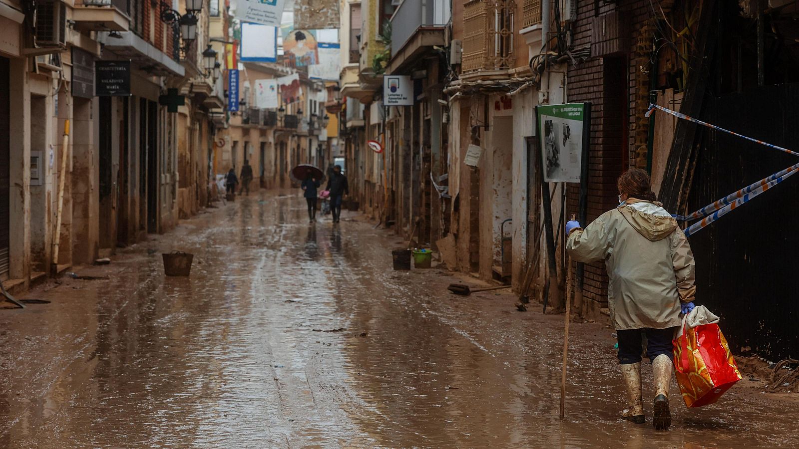 Vecinos de Valencia miran con temor los efectos de la nueva DANA