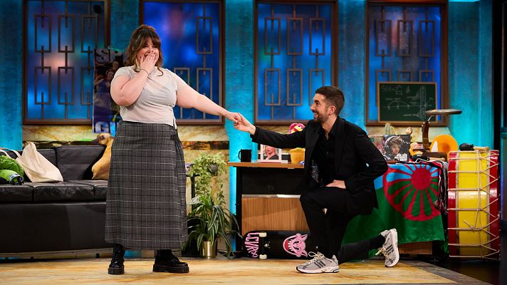 La Revuelta | Lalachus compensa el exceso de masculinidad 13/11/24 - La Revuelta | Ver