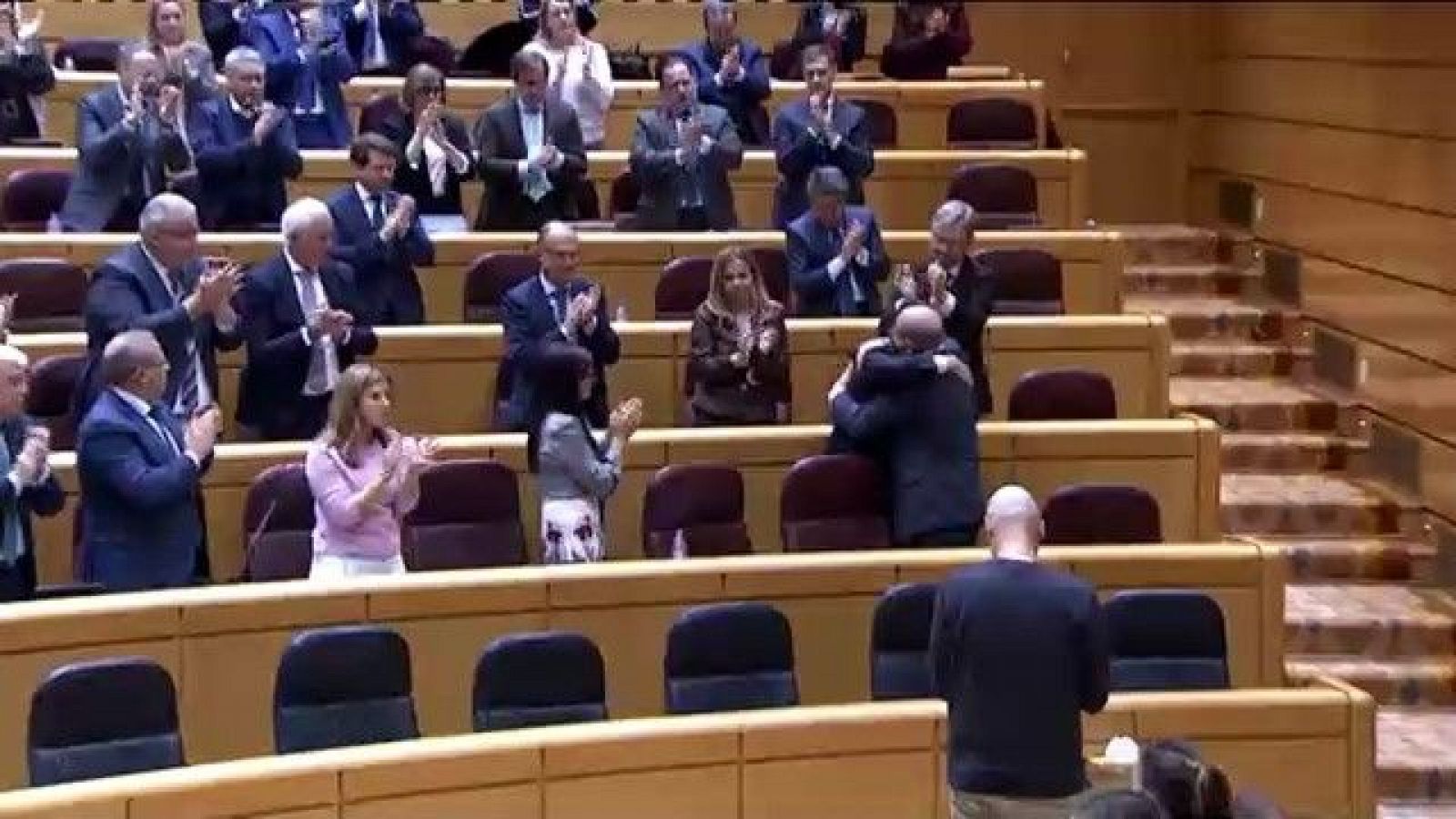 El abrazo de unidad entre dos senadores del PP y PSOE