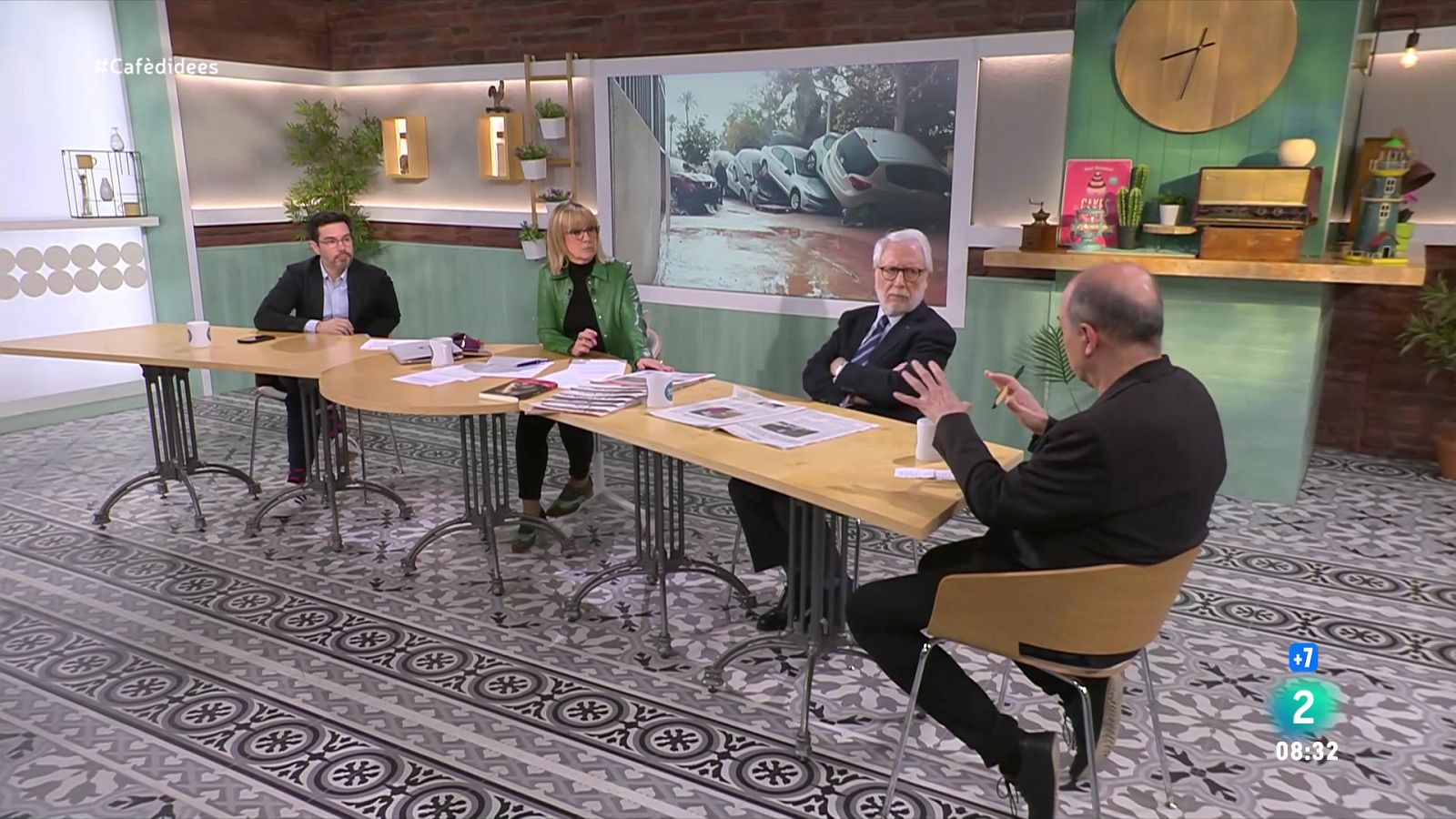 L'escriptor presenta la novel·la 'Detrás del cielo'. Conversem sobre les conseqüències penals de la DANA amb el magistrat. I celebrem l'efemèride