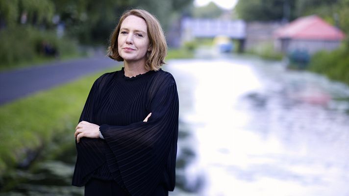 Telediario 1 - Paula Hawkins publica 'La hora azul', un thriller donde indaga en la psicología humana