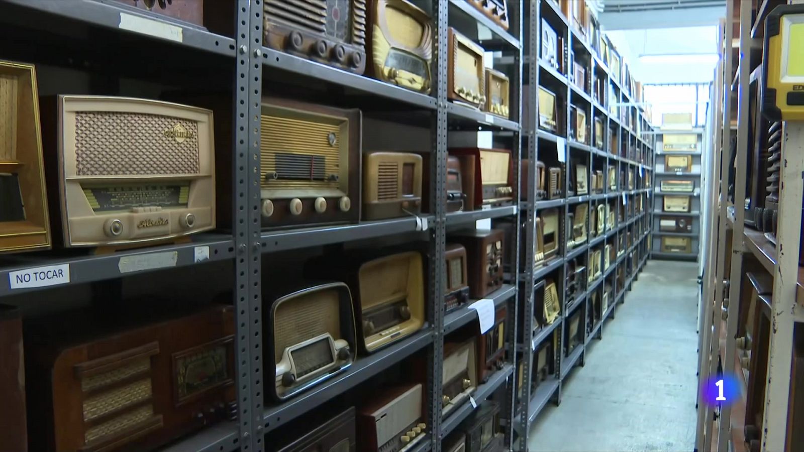 Un veí de Girona col·lecciona més de 2.500 receptors de ràdio - L'Informatiu | Veure