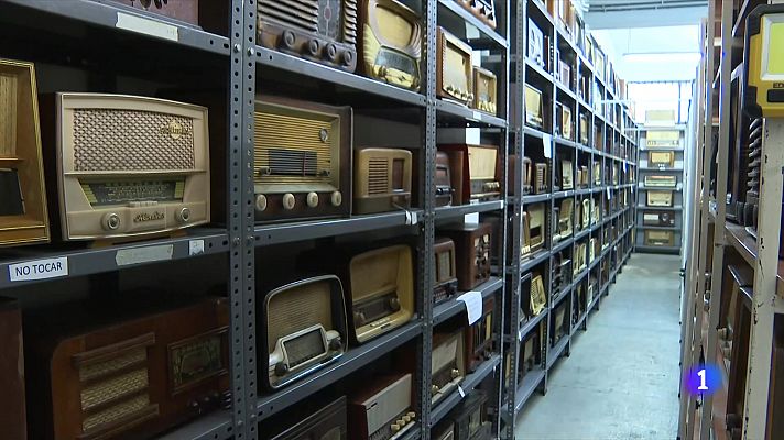 L'Informatiu - Un veí de Girona col·lecciona més de 2.500 receptors de ràdio