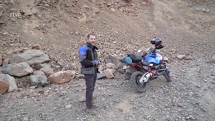 Acampado a los pies de un lago de montaña