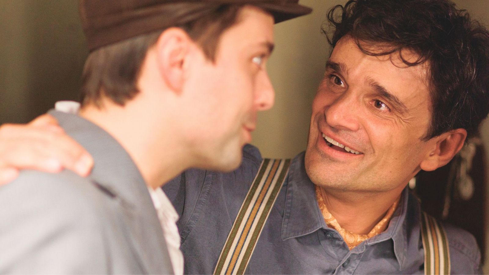 Giancarlo sorprende a Pietro con su visita - Salón de té La Moderna | Ver