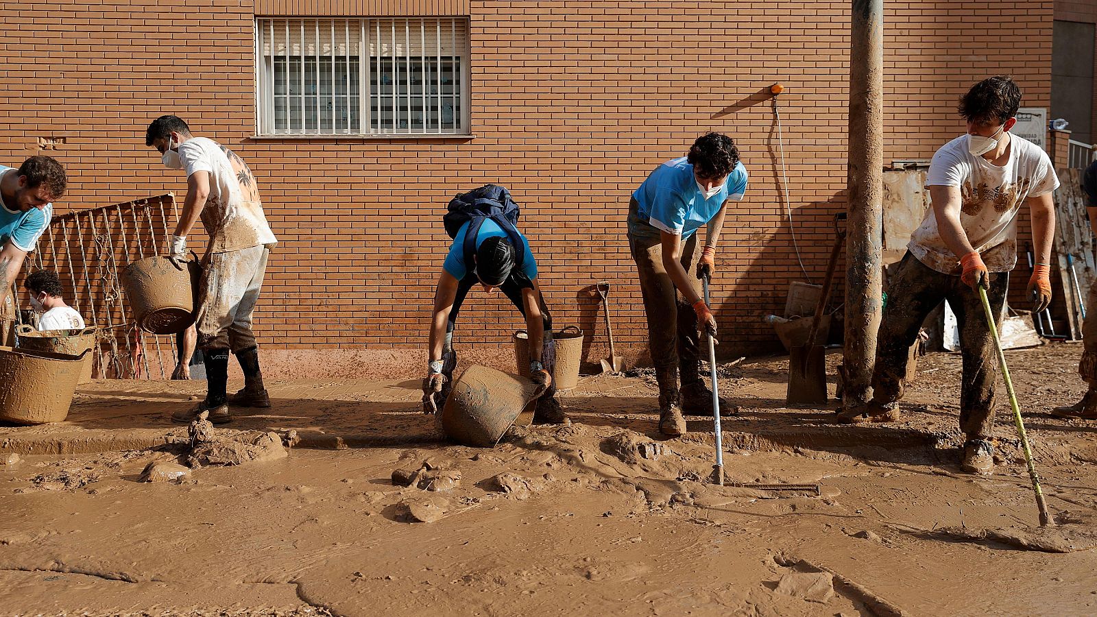 Jóvenes voluntarios de la DANA