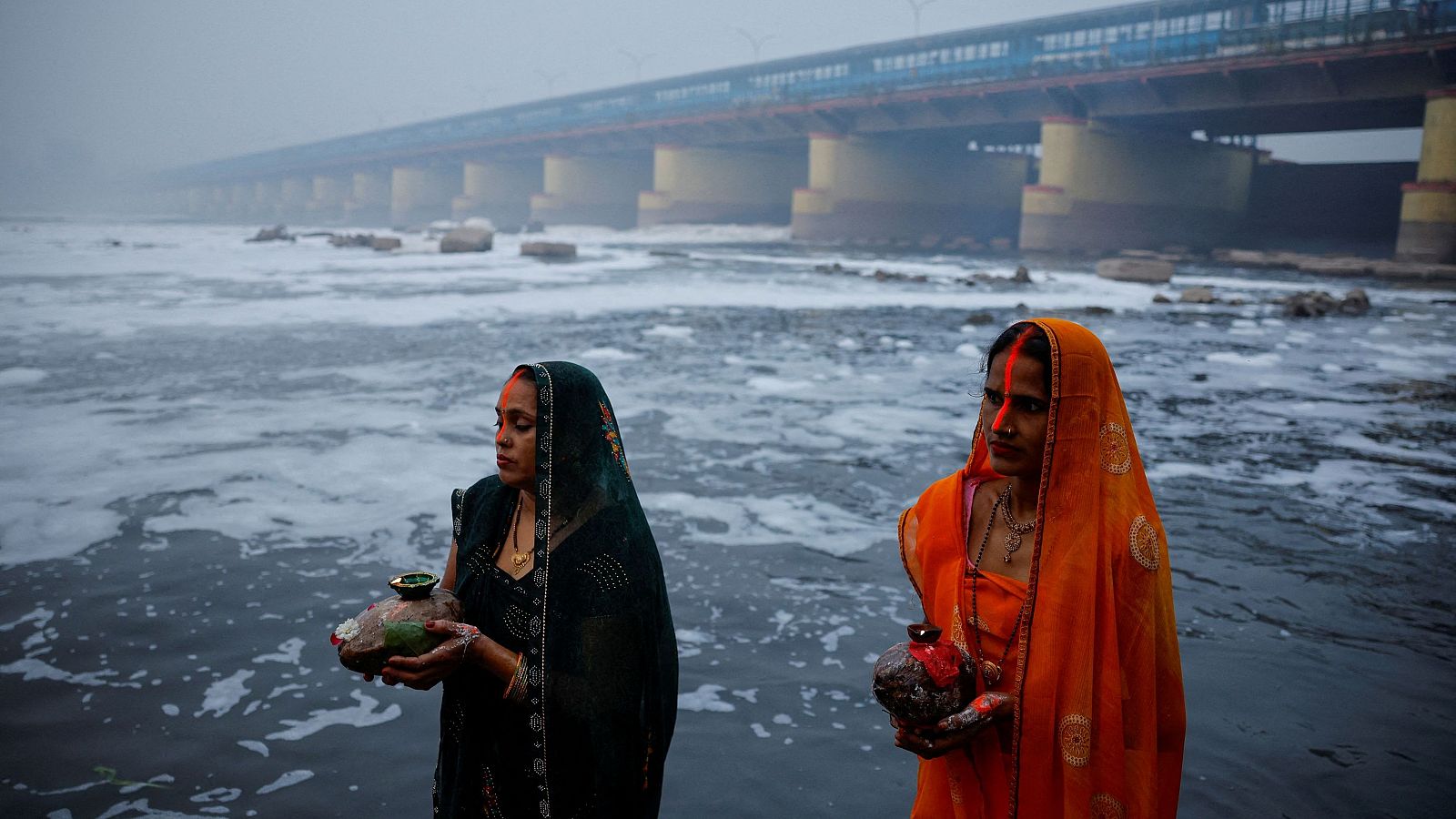 El río Yamuna, en India, se llena de espuma tóxica