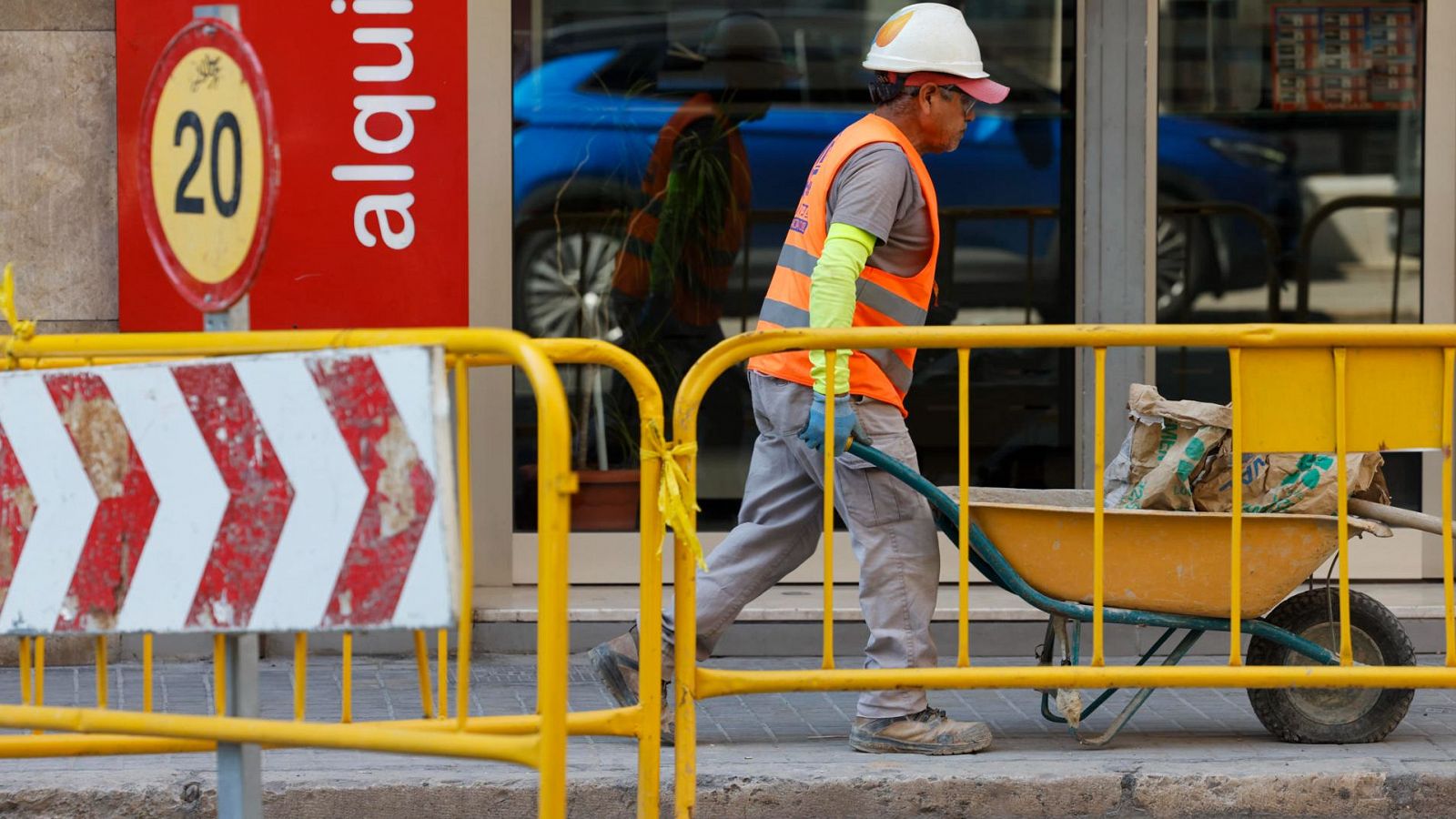 Bruselas eleva nueve décimas el crecimiento de España este año, hasta el 3%, y rebaja la inflación al 2,8%