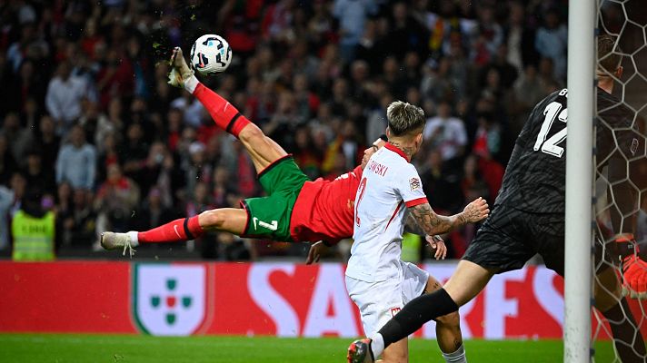 Fútbol - Cristiano Ronaldo cierra la goleada de Portugal a Polonia con una espectacular chilena