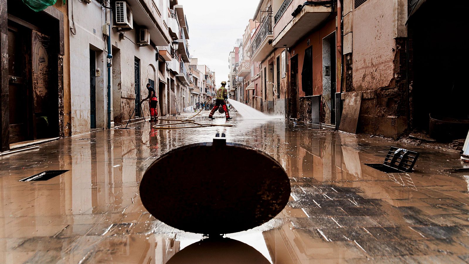 Desatascar el alcantarillado, una de las prioridades tras los efectos de la DANA | Ver