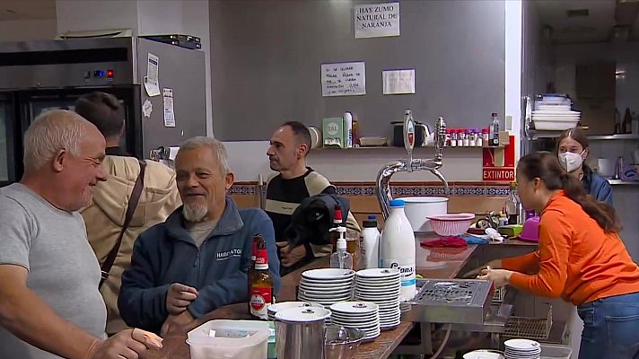 Telediario Fin de Semana - Primer bar que reabre en Paiporta tras el paso de la DANA, un triunfo colectivo para todo el vecindario