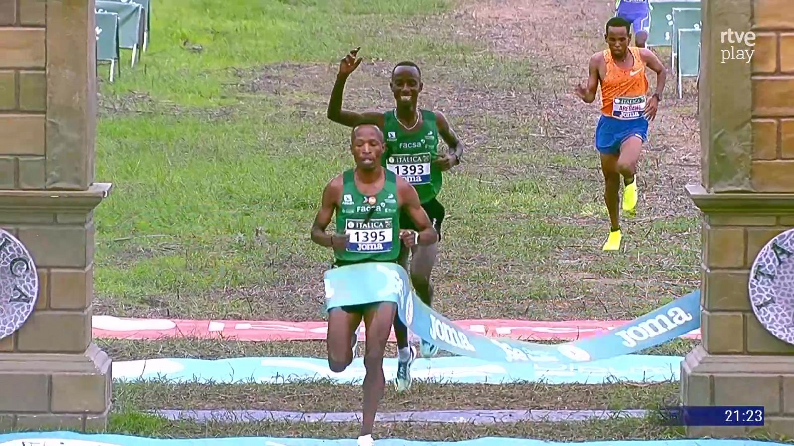 Ndikumwenayo sorprende a Kwizera para ganar el Cross de Itálica