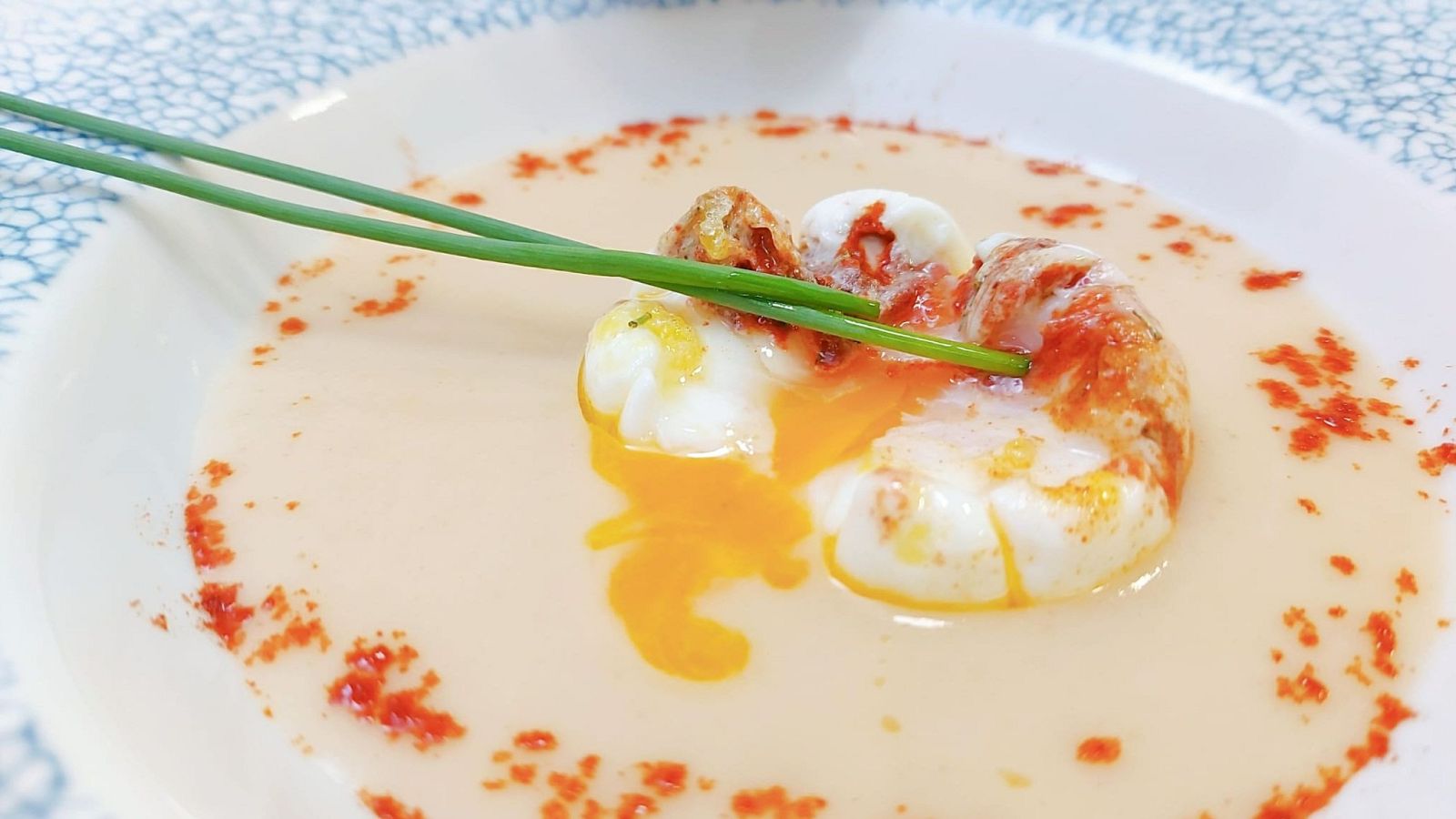 Sopa crema de cebolla con huevo poché - Saber vivir | Ver