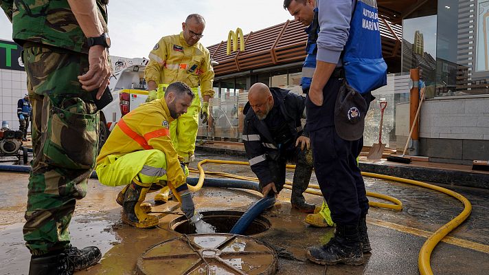 Operarios trabajan para liberar las alcantarillas de barro en la zona cero tras la DANA