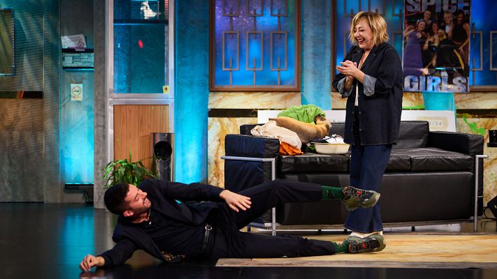 La Revuelta - Carmen Machi y David Broncano recrean el parto de una vaca