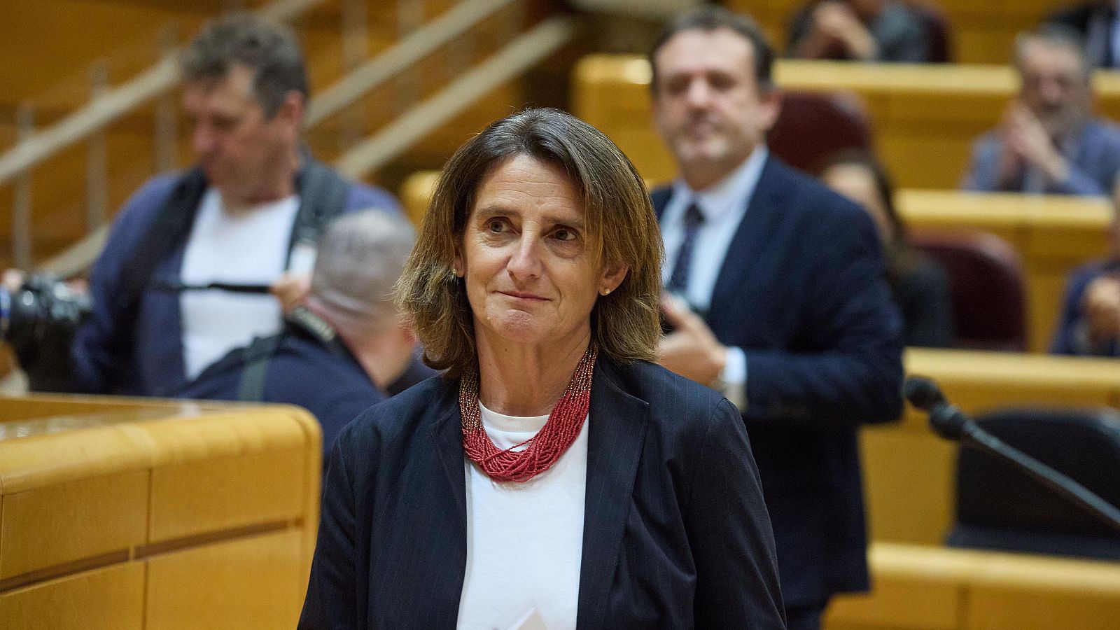 Teresa Ribera recibida entre aplausos a su llegada al Congreso y al Senado