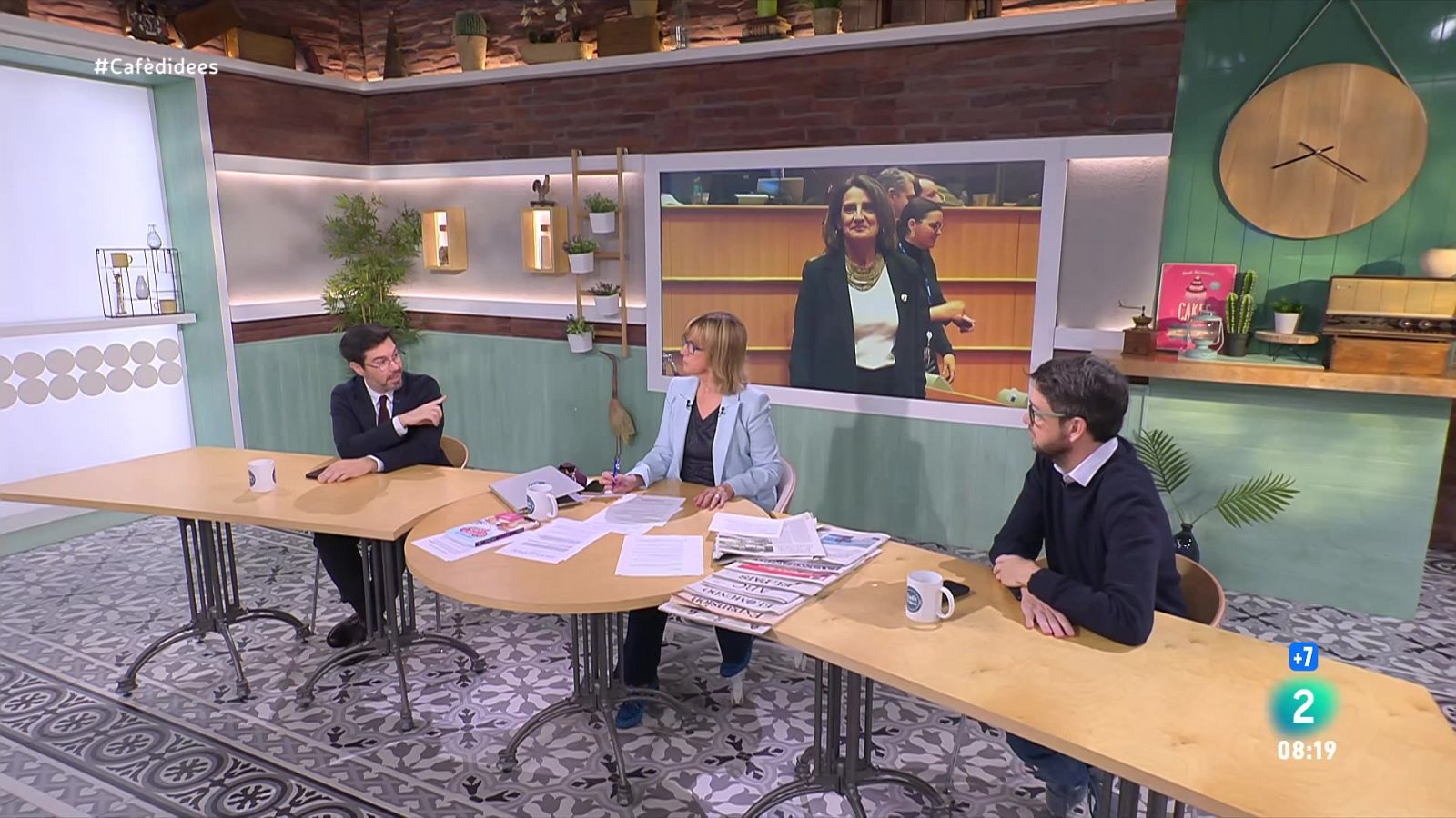 Gemma Nierga entrevista al secretari general d'UGT. La model presenta el llibre 'The Forever Girls'. I parlem d'Ucraïna amb el coronel retirat