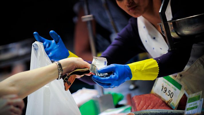 Telediario 1 - El dinero efectivo se resiste: hay personas que lo ve más seguro y mejor para controlar gastos