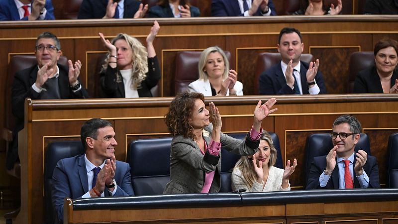 El Gobierno logra el ‘sí’ de Podemos y el paquete fiscal sale adelante a cambio de prorrogar el impuesto a las energéticas - La tarde en 24h | Ver