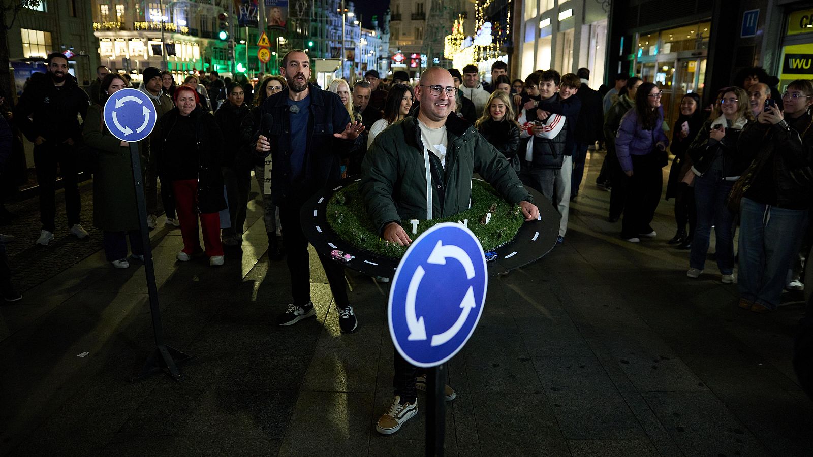 Jorge Ponce instala una rotonda en la Gran Vía de Madrid La revuelta | Jorge Ponce instala una rotonda en la Gran Vía de Madrid