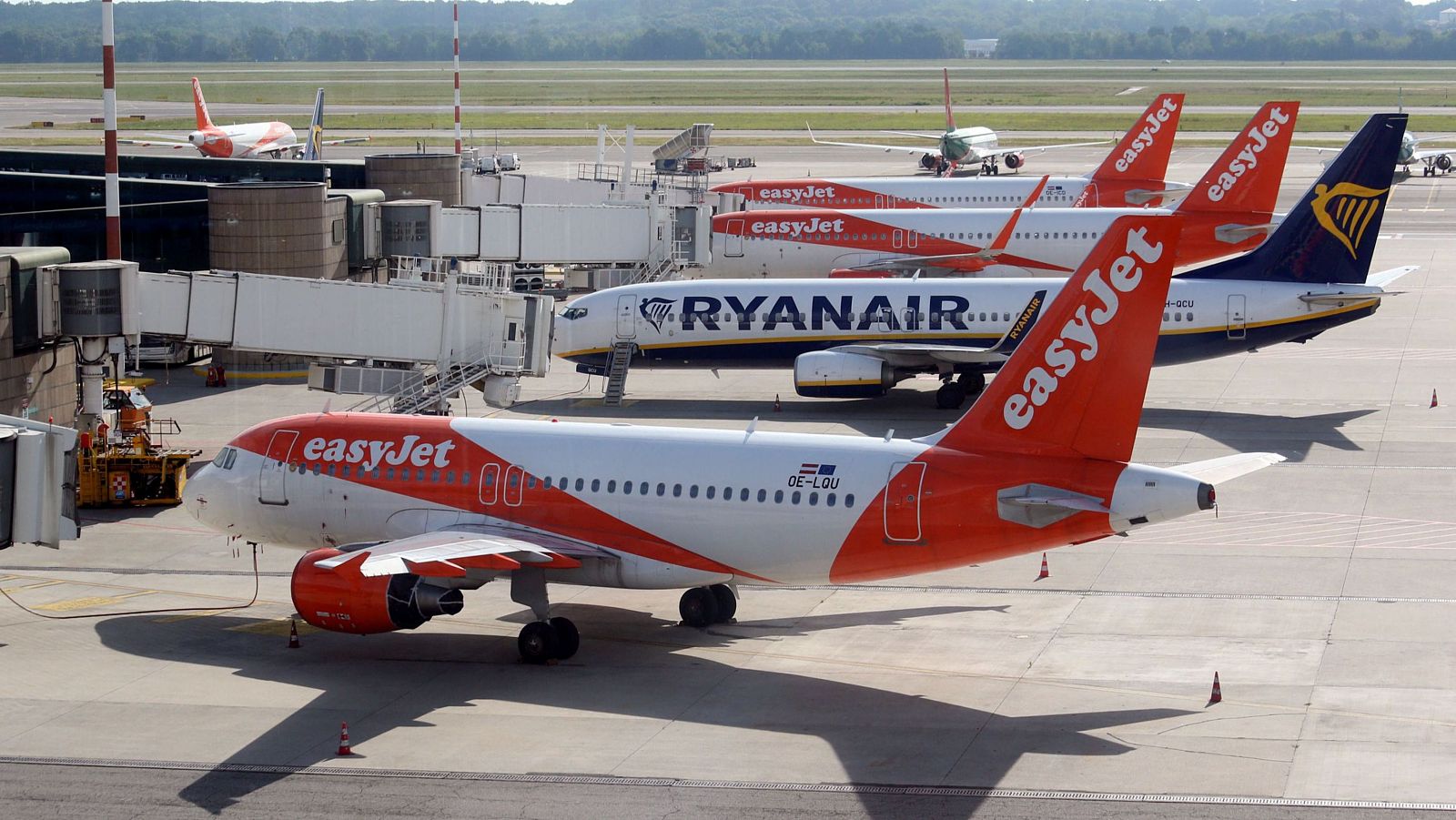 Consumo sanciona con 179 millones a cinco aerolíneas por prácticas abusivas - Telediario 1 | Ver