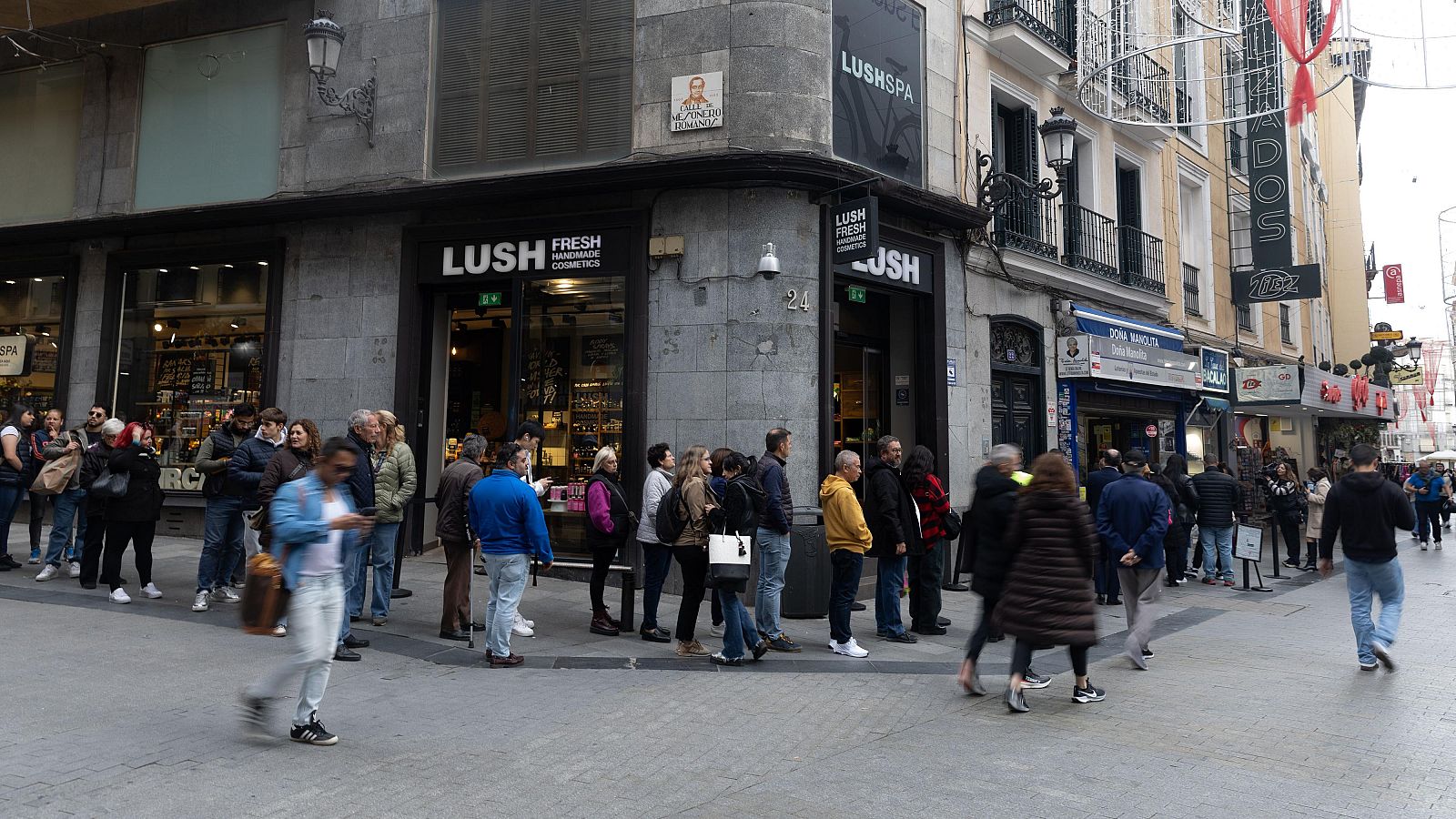 Largas colas por un décimo a un mes de la Lotería de Navidad