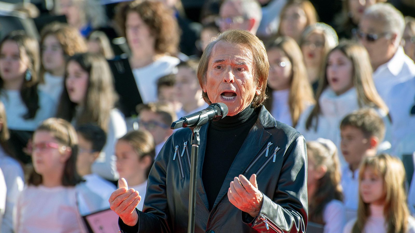 Raphael regresa con 'El Tamborilero' a su Linares natal | Ver