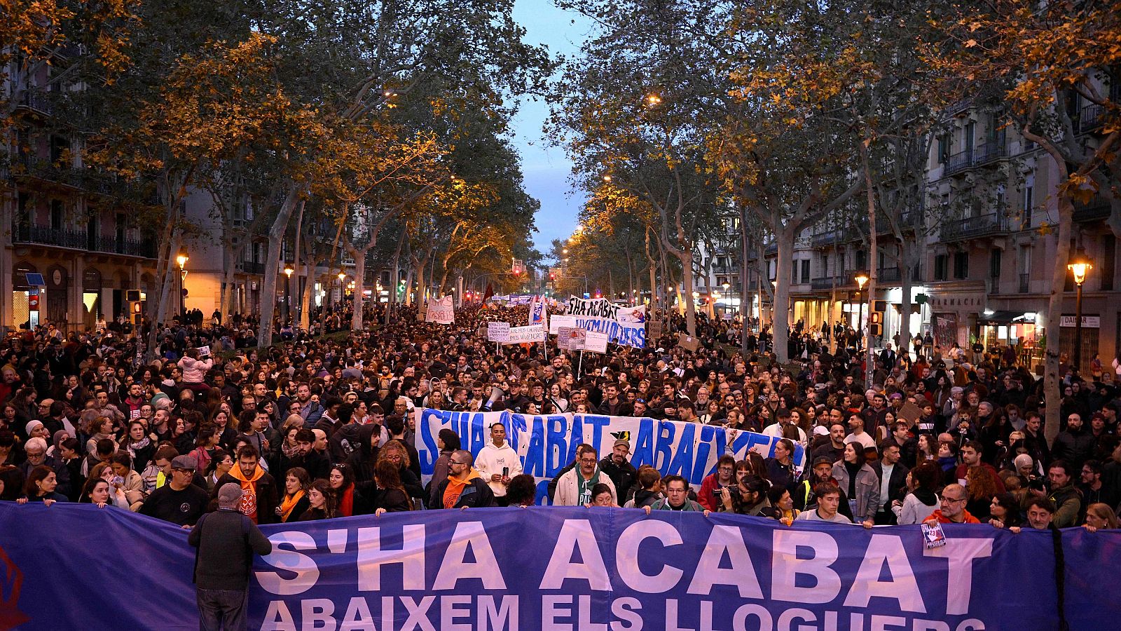 Miles de personas exigen en Barcelona la bajada de alquileres