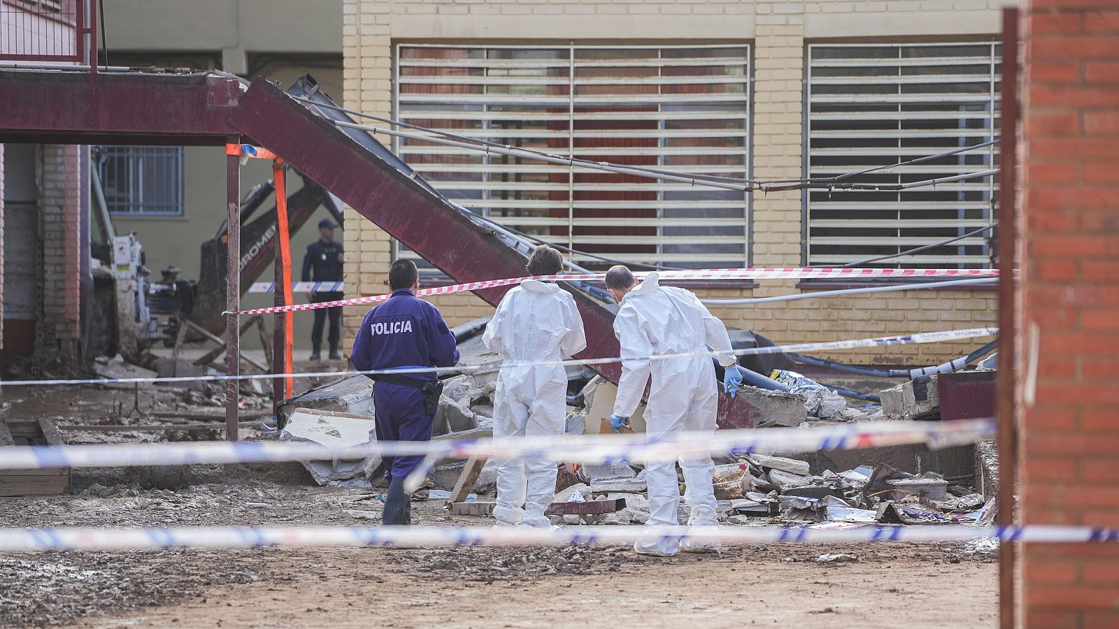 Muere un operario en el derrumbe del techo de un colegio de Massanassa