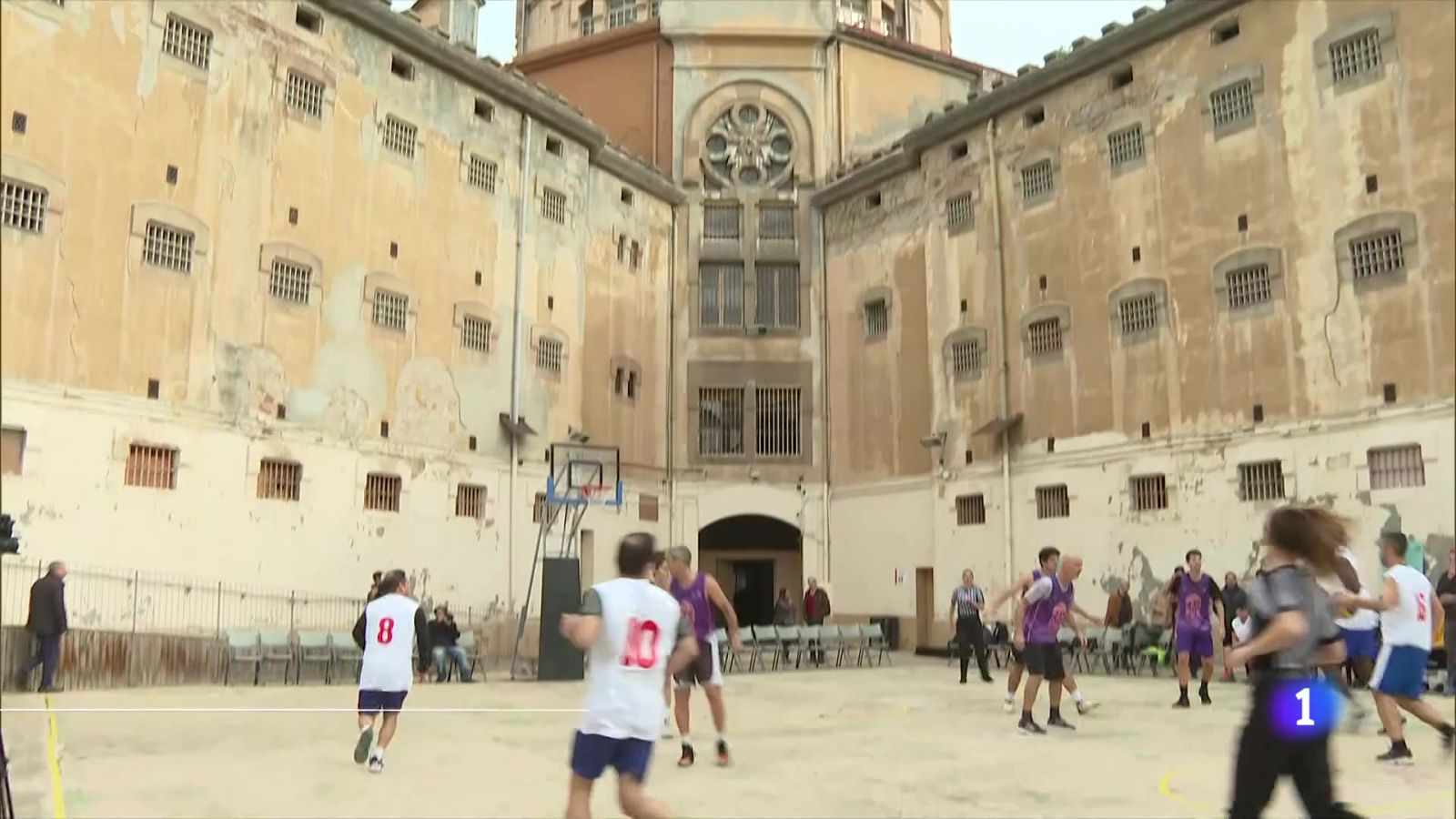 El bàsquet es torna a practicar a La Model - L'Informatiu | Veure