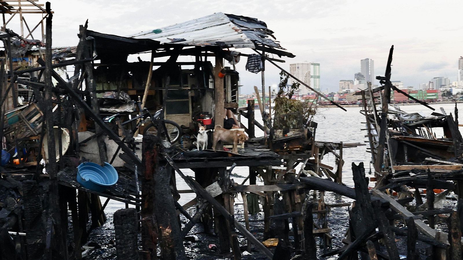 Miles de personas pierden sus casas por un incendio en Manila