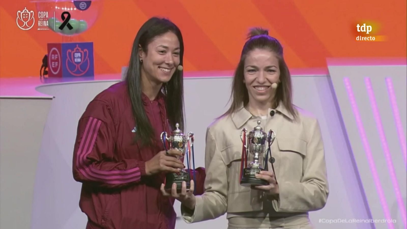 Sorteo Copa de la Reina: Esther Romero recibe sus trofeos perdidos