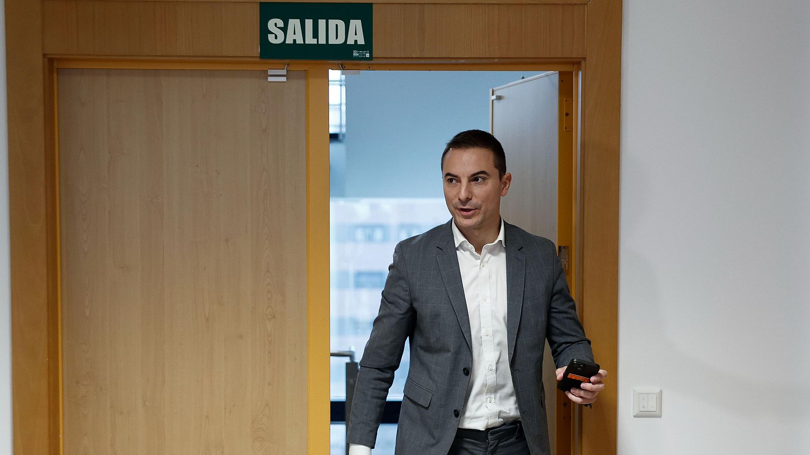  Lobato no dimite y denuncia el "linchamiento" de "dirigentes" del PSOE | Ver