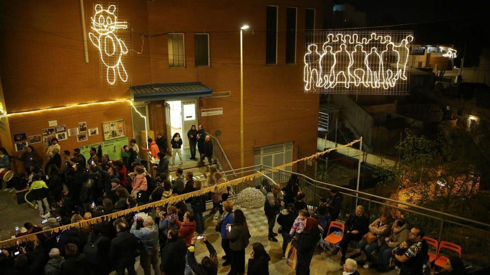 Luces navideñas reivindicativas en Torre Baró tras 'El 47'