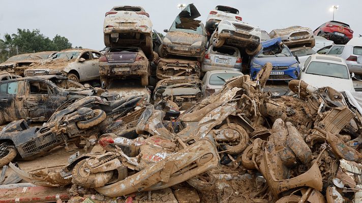 Faltan grúas, camiones y espacio para mover los 120.000 coches destrozados por la DANA