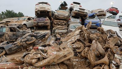 Faltan gras, camiones y espacio para mover los 120.000 coches destrozados por la DANA