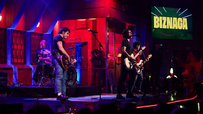 La Revuelta - Biznaga canta en directo "El futuro sobre plano"