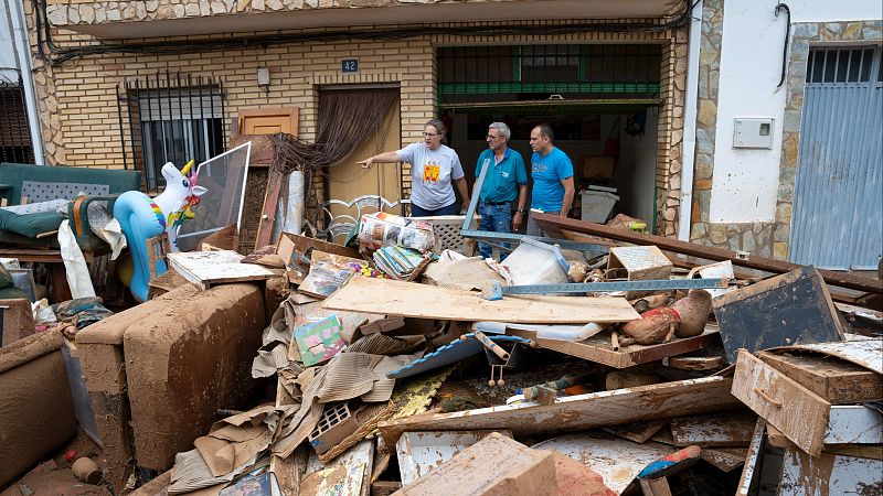 Voluntarios ayudan a buscar objetos personales a las personas afectadas por la DANA